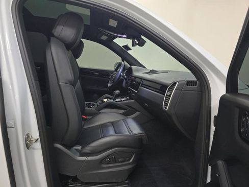 Used 2023 Porsche Cayenne Platinum Edition w/ Premium Package image 11