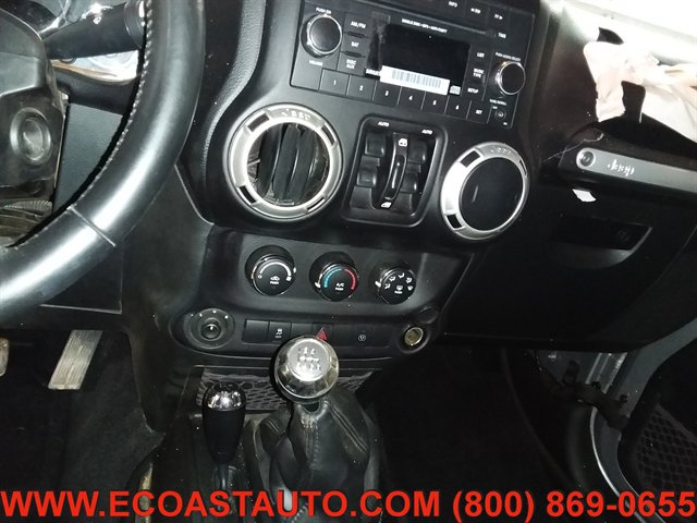 Used 2017 Jeep Wrangler Unlimited Sahara AWD/4WD image 12