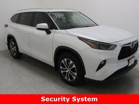 Used 2023 Toyota Highlander XLE image 4