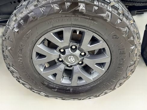 Used 2020 Toyota Tacoma SR5 RWD image 37