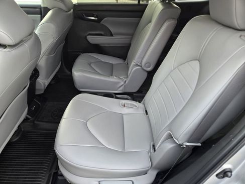 Used 2024 Toyota Highlander LE image 18