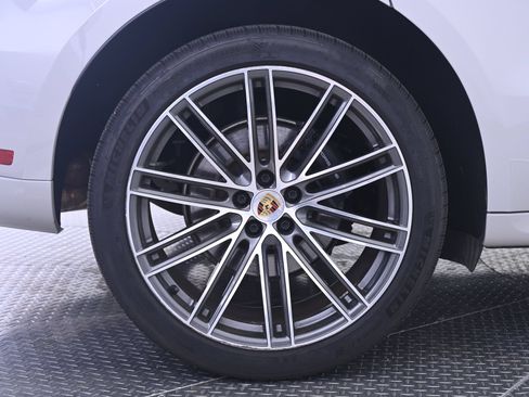 Certified 2023 Porsche Macan AWD/4WD image 13