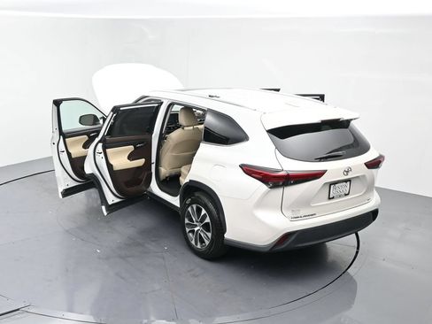 Used 2021 Toyota Highlander XLE FWD image 22