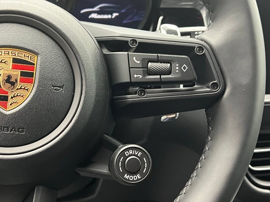 Used 2026 Porsche Macan AWD/4WD image 9