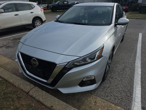 Used 2020 Nissan Altima 2.0 Platinum FWD image 3