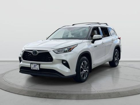 Used 2021 Toyota Highlander XLE AWD/4WD image 3