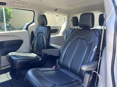 Used 2024 Chrysler Pacifica Touring-L FWD image 16