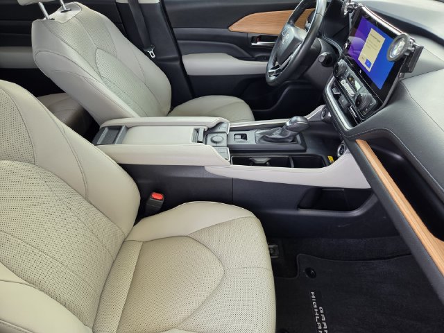 Certified 2025 Toyota Grand Highlander FWD image 12
