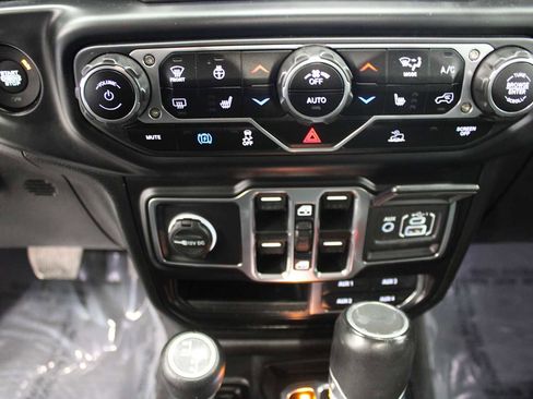 Used 2023 Jeep Wrangler Unlimited Sahara w/ Cold Weather Group AWD/4WD image 32