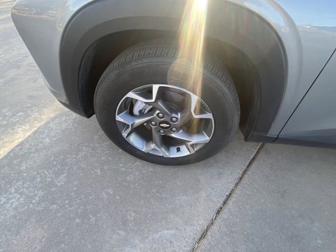 Used 2025 Chevrolet Trax LT w/ LT Convenience Package image 12