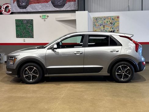 Used 2023 Kia Niro LX FWD image 4