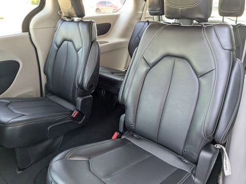 Used 2023 Chrysler Pacifica Touring-L image 27