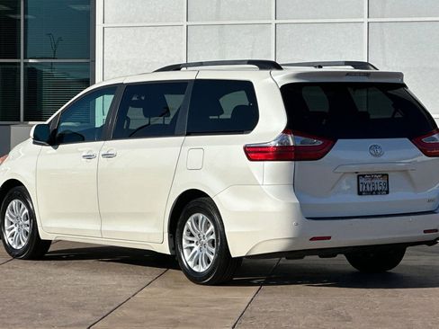 Certified 2017 Toyota Sienna XLE Premium image 7