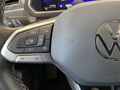 Used 2023 Volkswagen Tiguan SE w/ Panoramic Sunroof Package FWD image 6