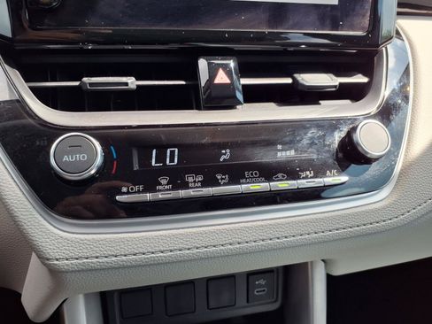 Used 2025 Toyota Corolla Cross LE FWD image 7