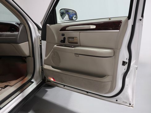 Used 2008 Lincoln Town Car Signature Limited RWD image 49