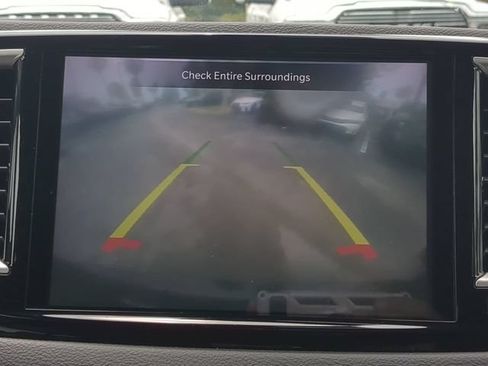 Used 2023 Chrysler Pacifica Touring-L FWD image 26