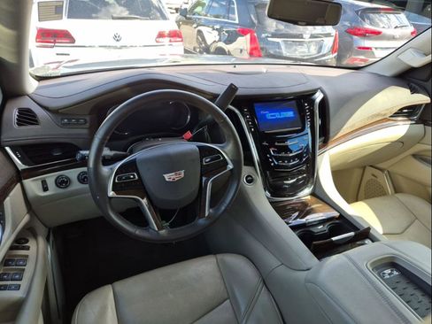 Used 2017 Cadillac Escalade Luxury AWD/4WD image 8