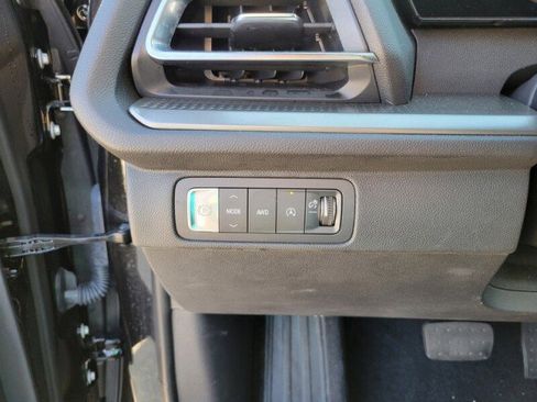 Used 2025 Chevrolet Traverse LT image 21