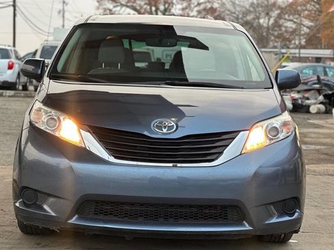Used 2014 Toyota Sienna LE image 2