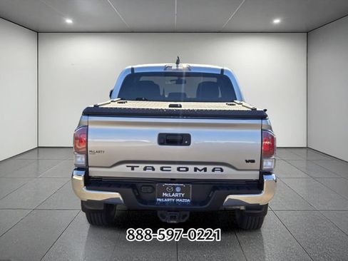 Used 2022 Toyota Tacoma TRD Off-Road AWD/4WD image 4