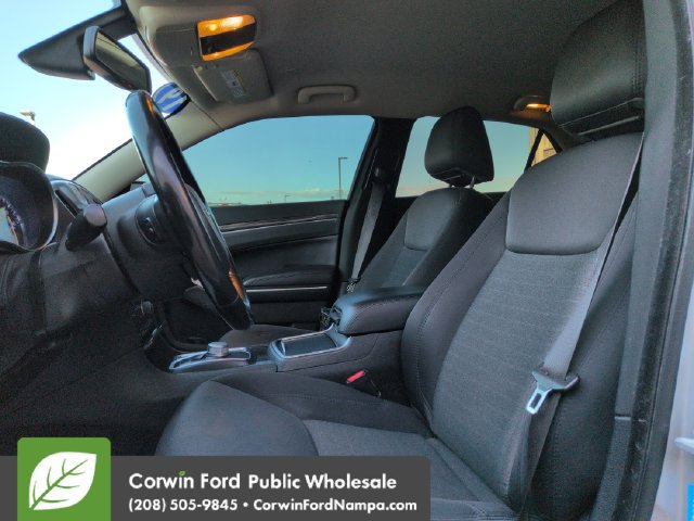 Used 2019 Chrysler 300 Touring RWD image 23