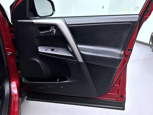 Used 2018 Toyota RAV4 XLE FWD image 16