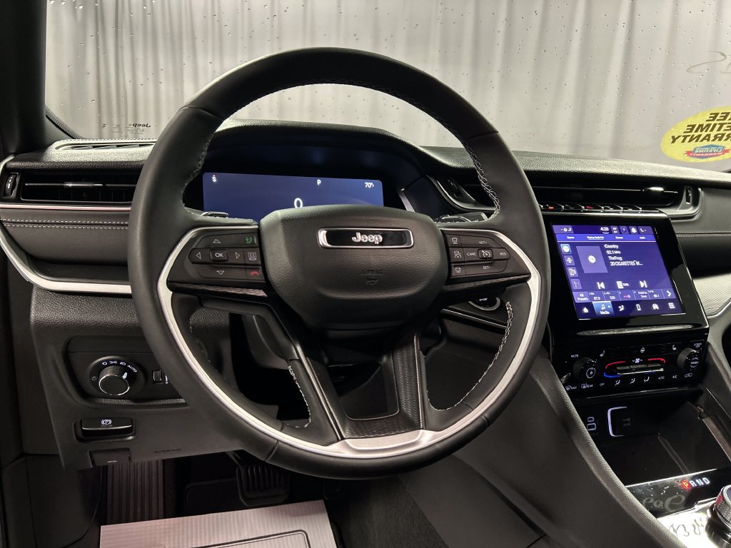 Used 2025 Jeep Grand Cherokee Laredo X w/ Luxury Tech Group I AWD/4WD image 15