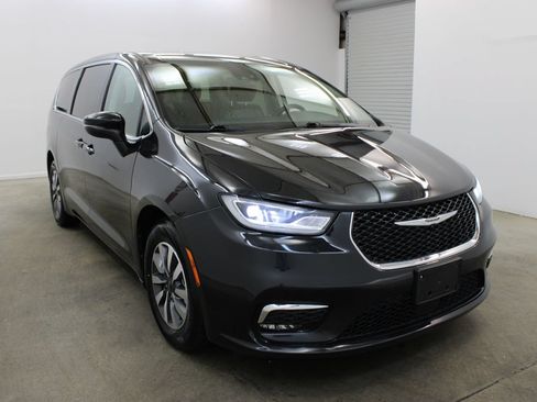 Used 2023 Chrysler Pacifica Touring-L FWD image 6