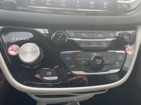 Used 2024 Chrysler Pacifica Touring-L image 11