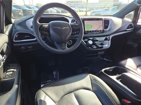 Certified 2022 Chrysler Pacifica Touring-L w/ Uconnect Theater Family Group image 23