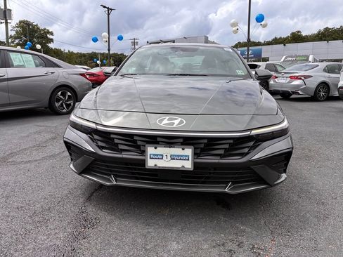 Used 2025 Hyundai Elantra Limited FWD image 2