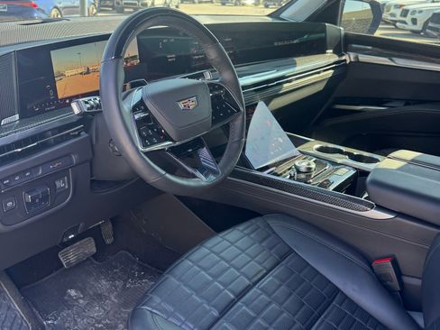 Used 2025 Cadillac Escalade ESV V image 9