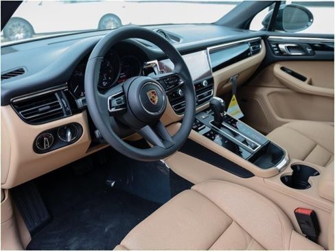Certified 2025 Porsche Macan image 4
