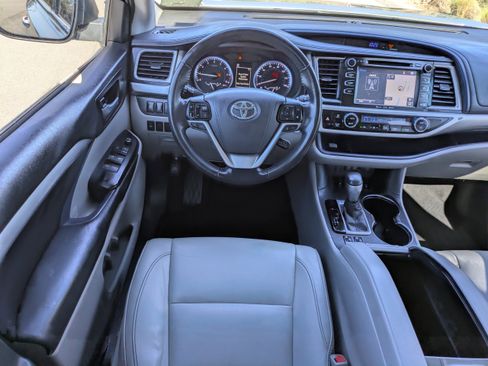 Used 2017 Toyota Highlander SE image 23