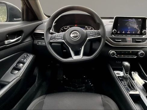 Used 2024 Nissan Altima 2.5 SV FWD image 8