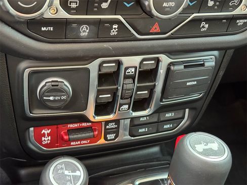 Used 2025 Jeep Wrangler Unlimited Rubicon image 31