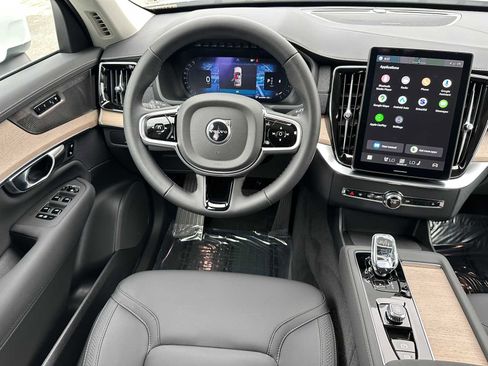 Used 2025 Volvo XC90 B5 Plus w/ Protection Package Premier AWD/4WD image 18