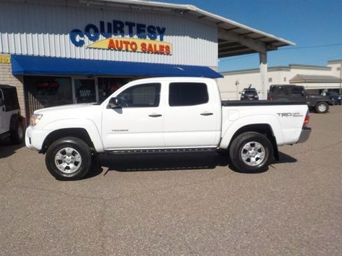 Used 2015 Toyota Tacoma 4x4 Double Cab w/ TRD Off-Road Package image 3