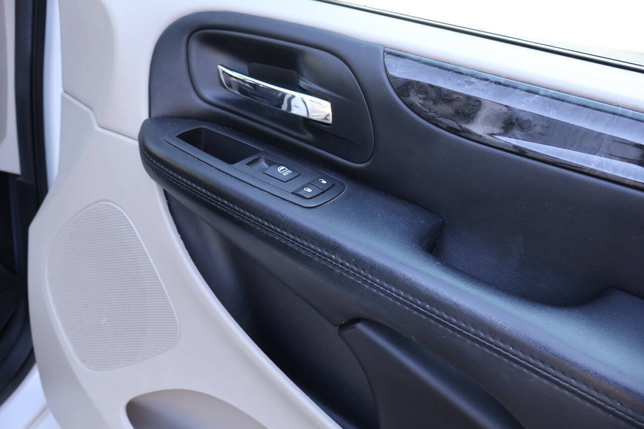 Used 2014 Dodge Grand Caravan SXT FWD image 19