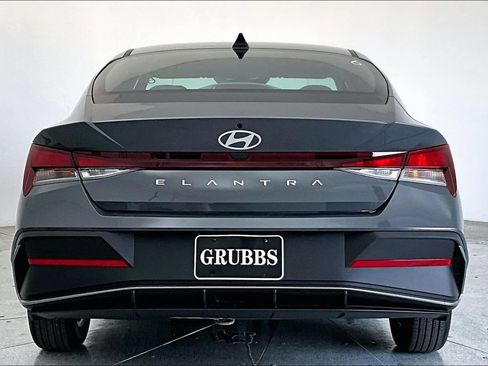 Used 2026 Hyundai Elantra SE FWD image 5