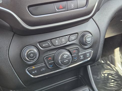 Used 2022 Jeep Cherokee Trailhawk w/ Sound & Nav Group AWD/4WD image 20
