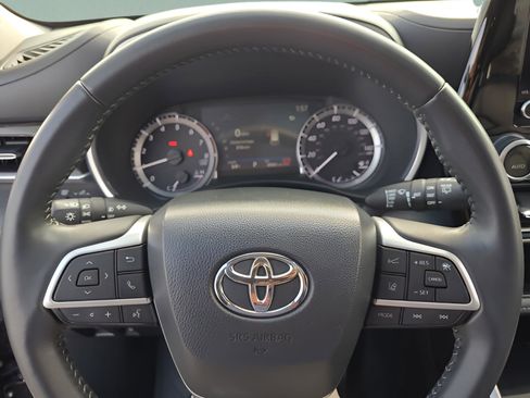 Certified 2024 Toyota Highlander XLE image 24