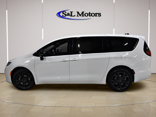 New 2026 Chrysler Pacifica Select AWD/4WD image 3
