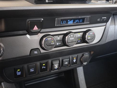 Used 2022 Toyota Tacoma TRD Sport w/ Technology Package RWD image 16