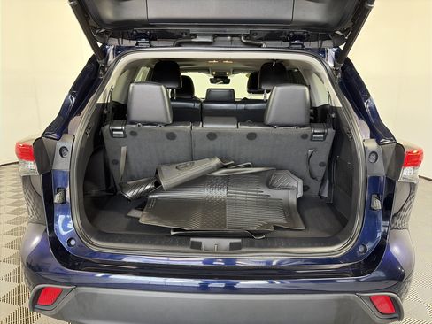 Used 2021 Toyota Highlander XLE AWD/4WD image 15