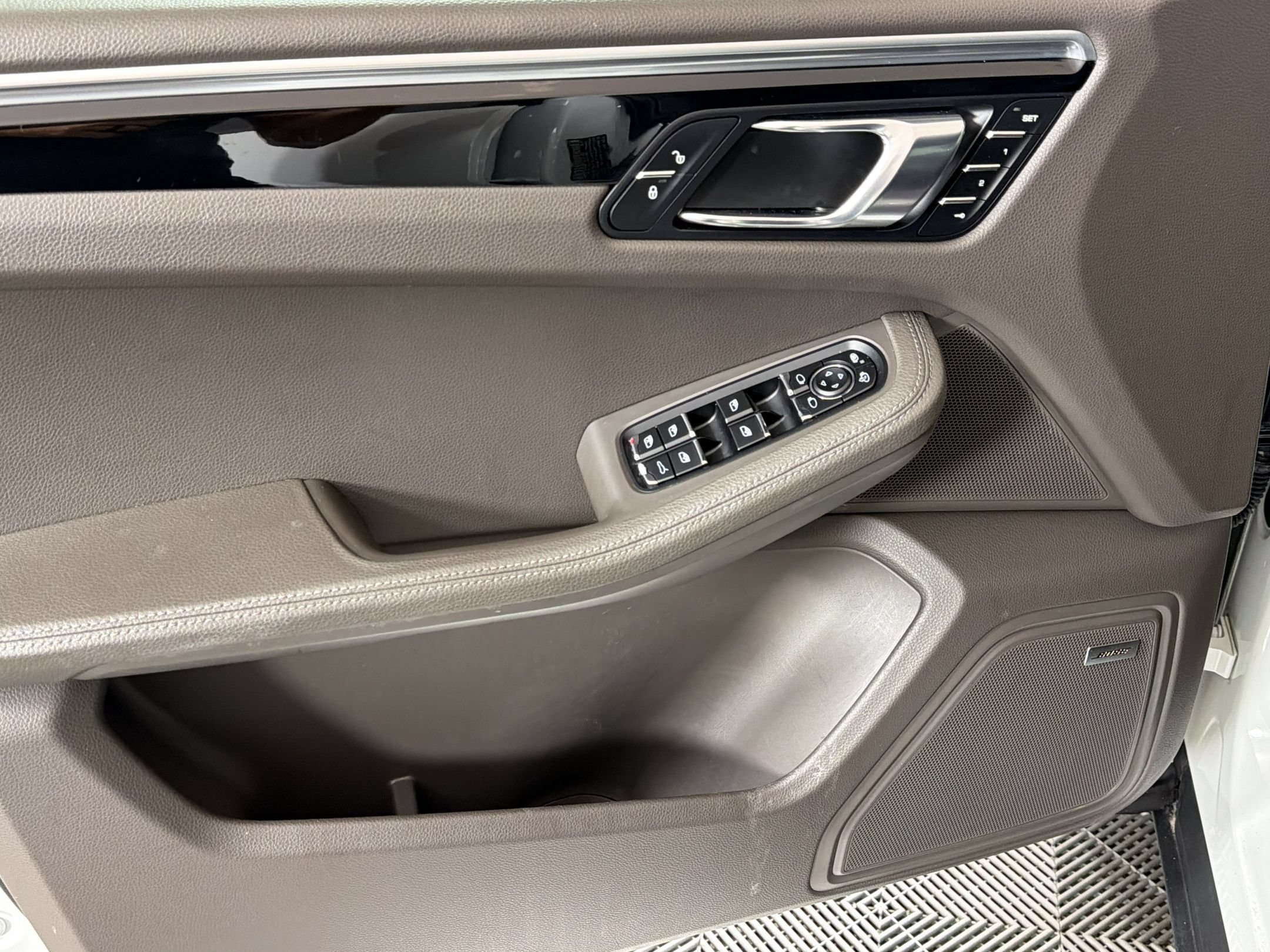 Used 2018 Porsche Macan AWD/4WD image 16