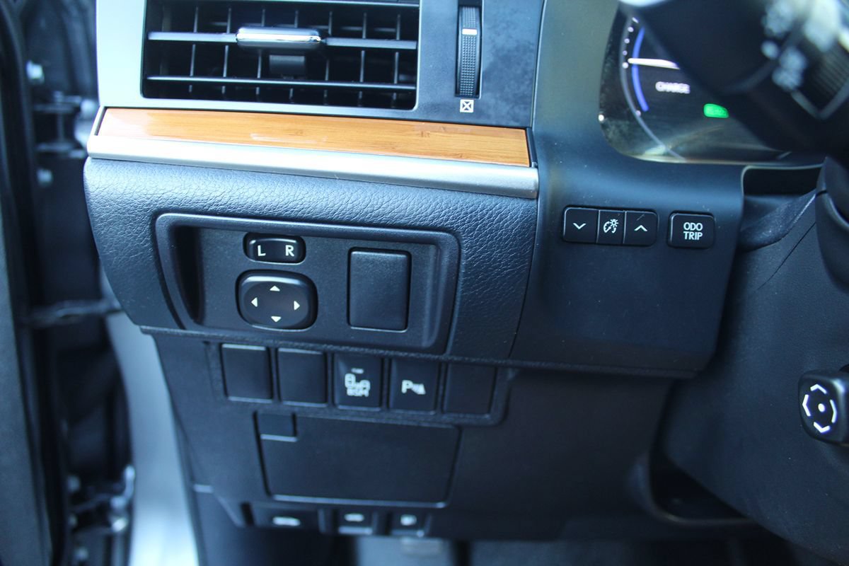 Used 2014 Lexus ES 300h w/ Luxury Package w/Bamboo Trim FWD image 28