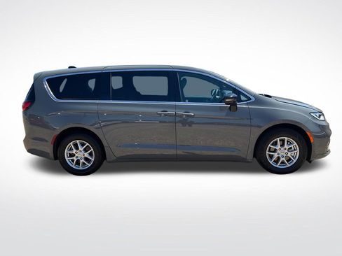 Used 2025 Chrysler Pacifica Select FWD image 9