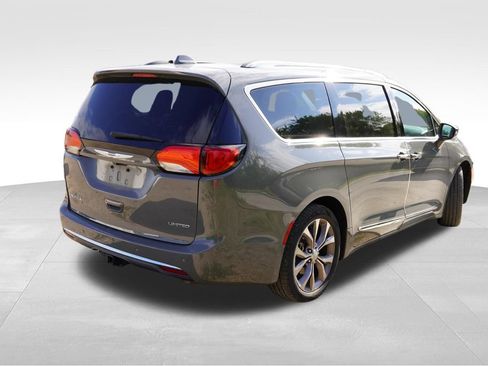 Used 2020 Chrysler Pacifica Limited w/ Tire & Wheel Group FWD image 3
